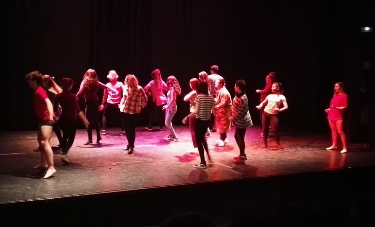 Uno de los momentos de las coreografías llevadas a escena este miércoles en el Centro Cultural Eduardo Úrculo, en Tetuán. 