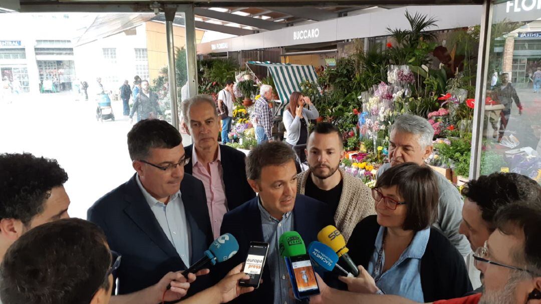 Natxo Bellido acompañado por la número dos de la lista, Sonia Tirado, y el presidente de Les Corts, Enric Morera