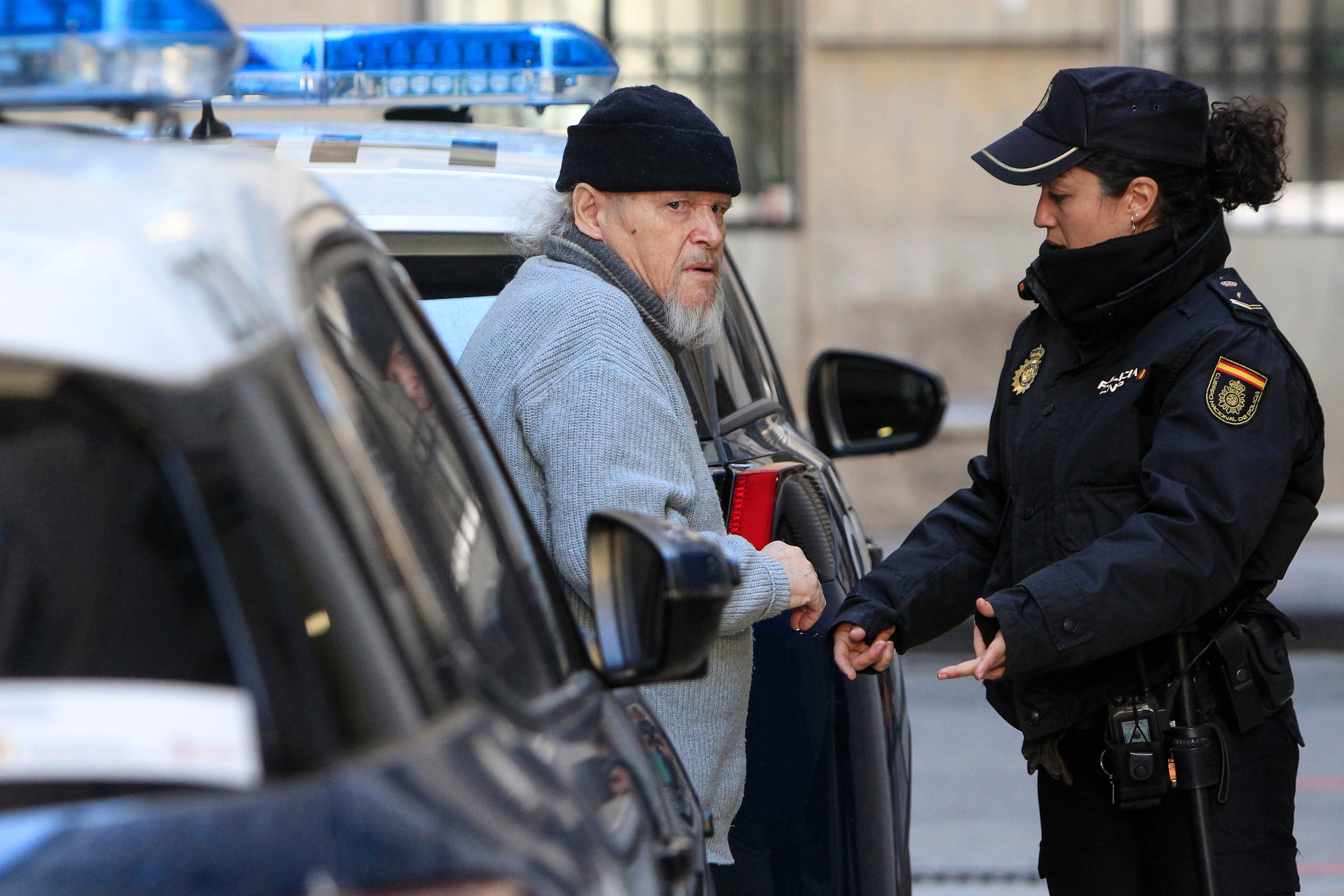 GRAFCVA4853. ALICANTE, 20/01/2025.- Un jurado enjuicia desde este lunes a un finlandés de 73 años acusado de asesinar a su pareja sentimental, compatriota de 68 años, antes de descuartizarla con una sierra y depositar las distintas partes del cadáver por contenedores y descampados de Torrevieja. En la imagen el detenido a su llegada a la Audiencia Provincial de Alicante. EFE/Pep Morell
