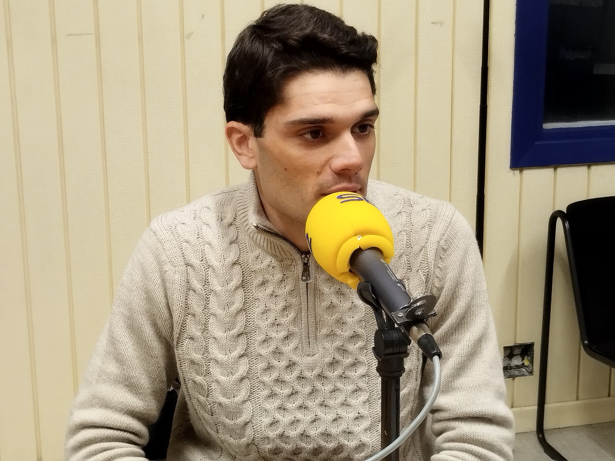 Alcalde en los estudios de Radio Jaca esta semana