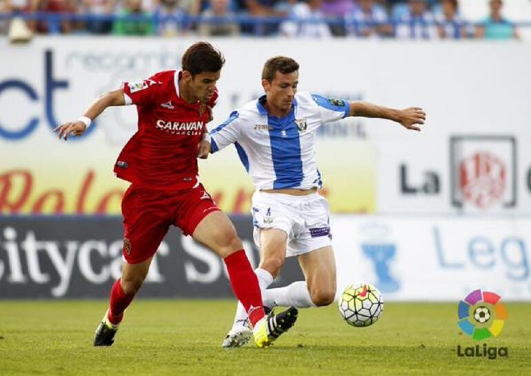 El futbolista japonés del Real Zaragoza Aria y el jugador del Leganés Alberto Martín luchan por un balón en la primera parte del partido