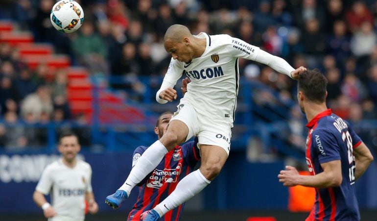 Fabinho, durante un partido con el Mónaco 