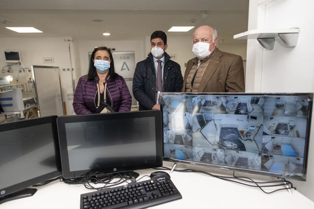 El consejero de Salud de la Junta de Andalucía (derecha de la imagen), Jesús Aguirre, en la inauguración de la nueva UCI del centro sanitario provincial doctor Olóriz de Granada