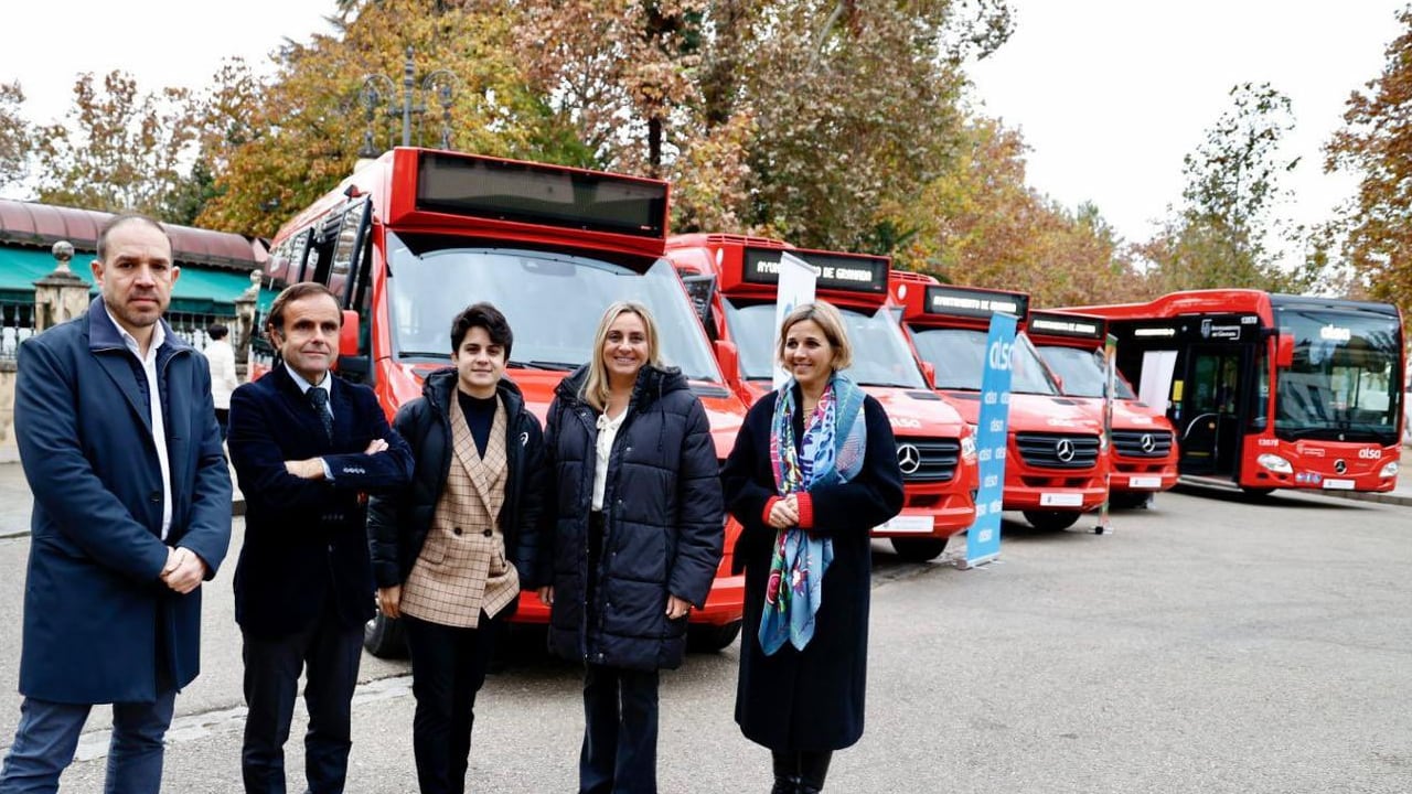 La atleta María Pérez, en el centro junto a la alcaldesa de Granada, Marifrán Carazo, en la presentación el pasado diciembre de nuevos autobuses urbanos para la ciudad