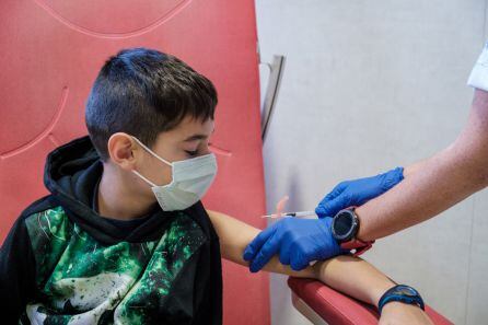 Uno de los primeros niños que ha recibido la vacuna