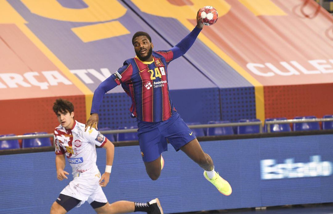 Dika Men intenta un lanzamiento a portería 