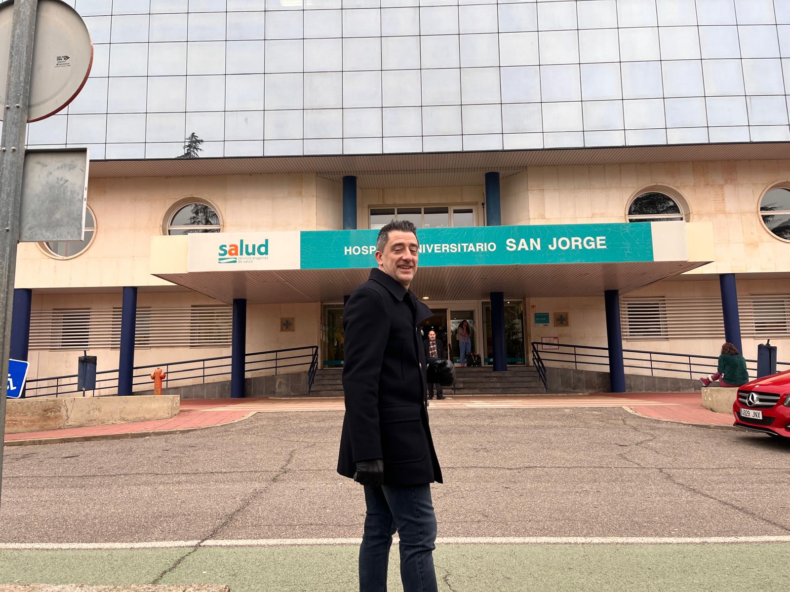 Iván Carpi a las puertas del Hospital San Jorge