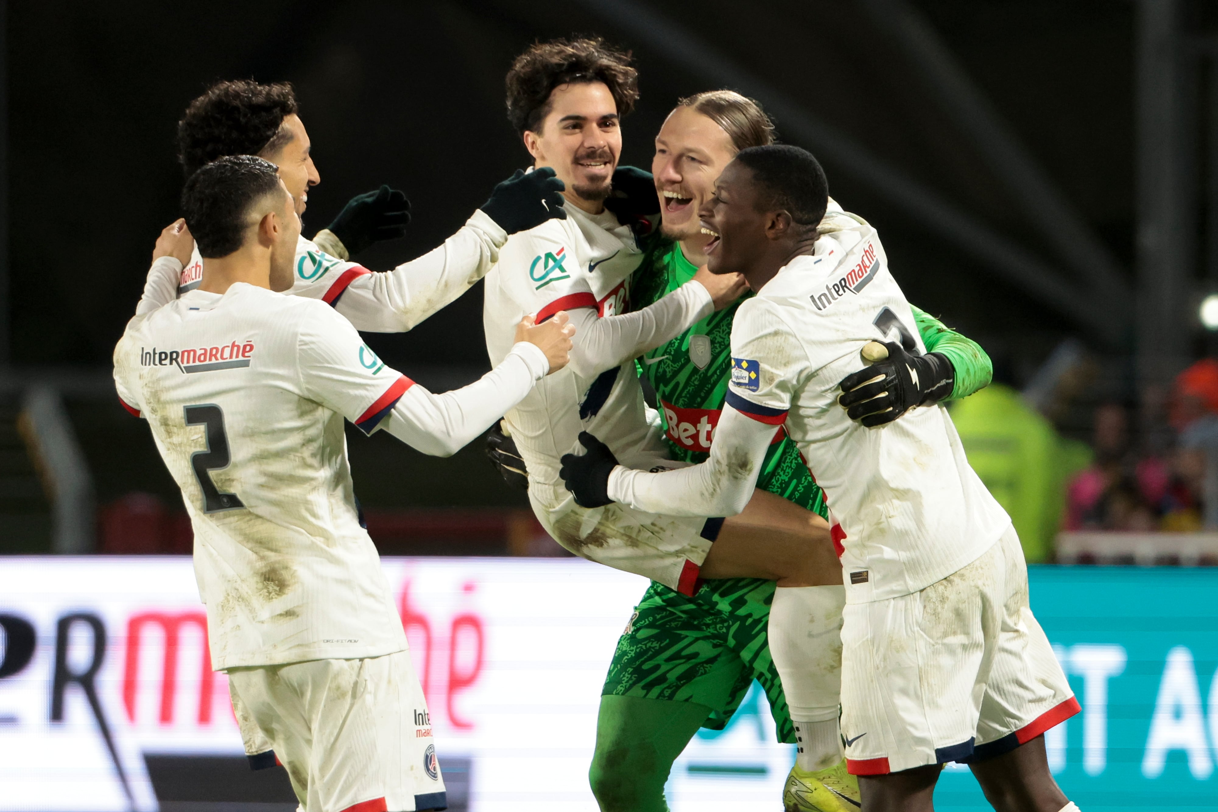 Nuno Mendes celebra junto a sus compañeros un gol del PSG ante el Lens