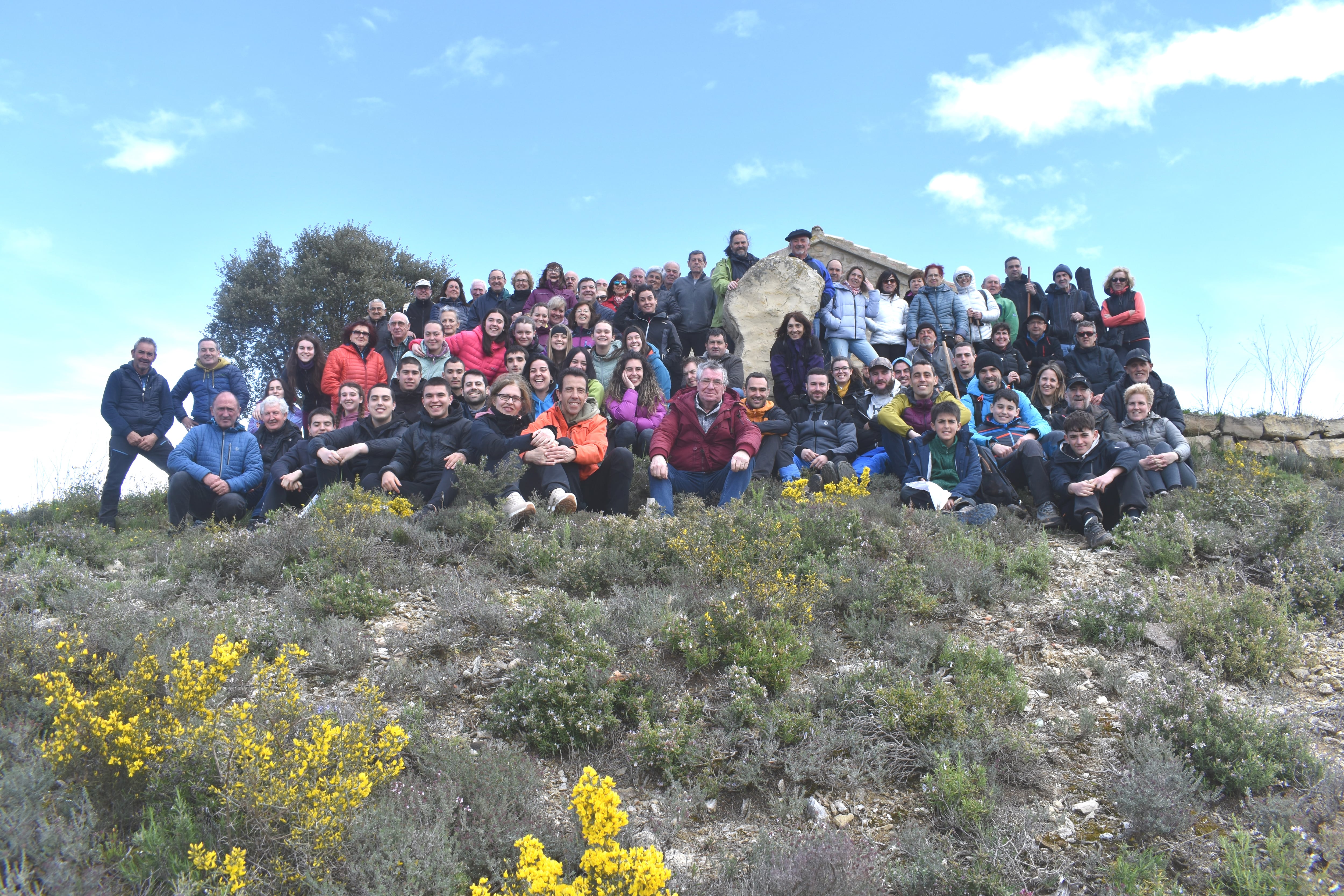 Foto de familia de los participantes en la marcha entre Valle de Arana y Mues 2024