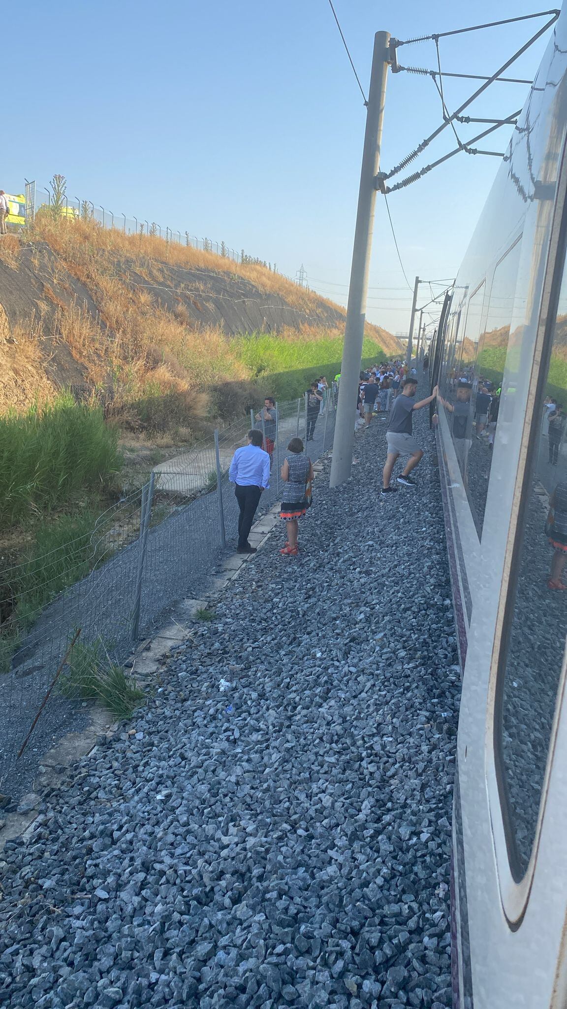 Viajeros junto al tren parado desde el lunes por la noche