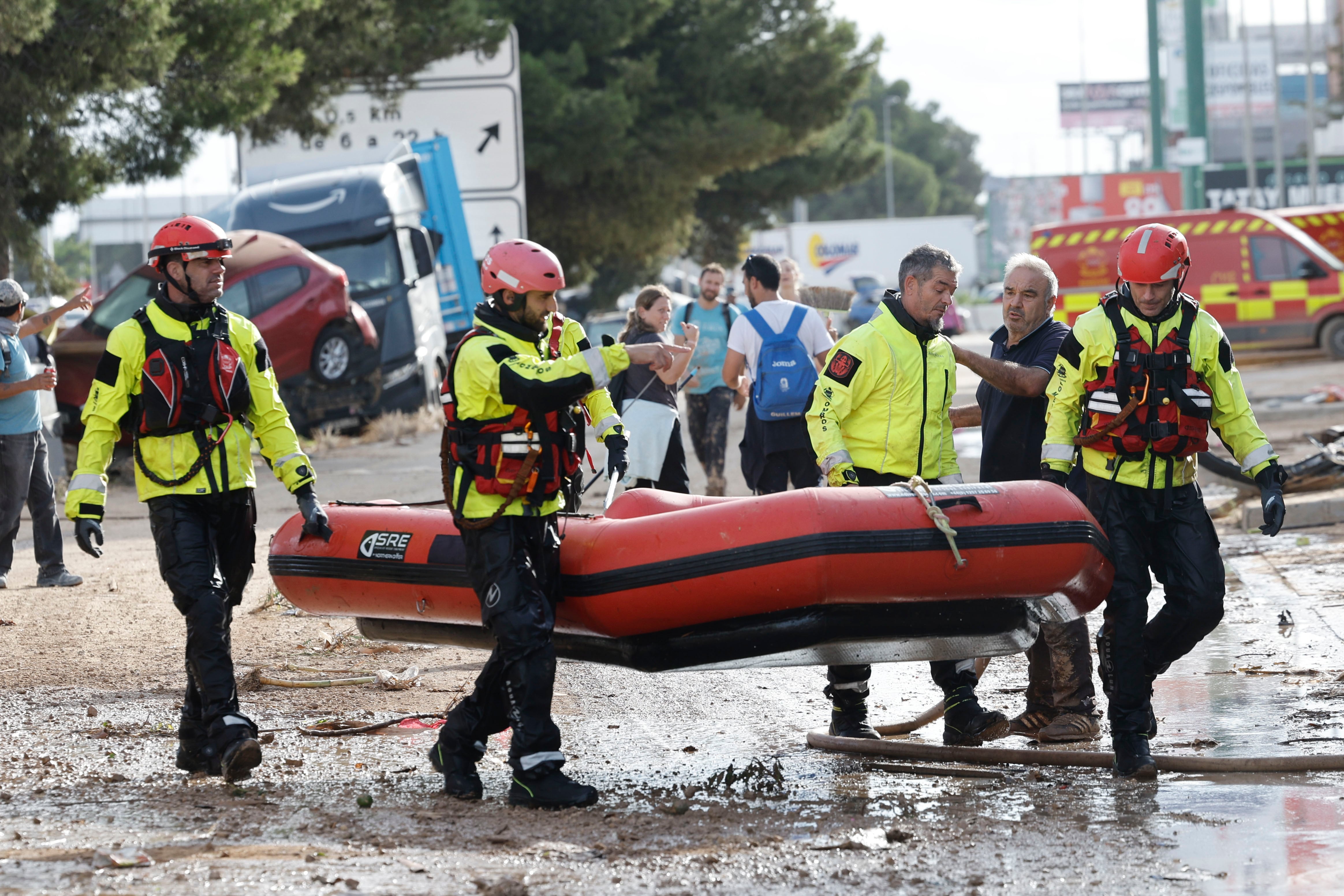 Efectivos de los servicios de emergencias ayudando a los afectados por al DANA