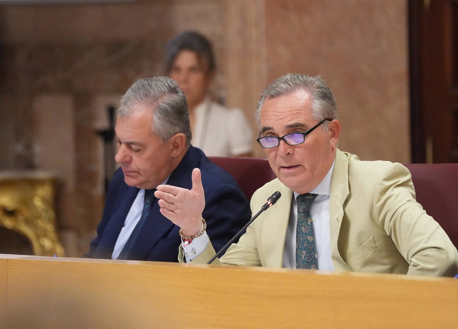 Juan Bueno, delegado de Hacienda, junto al alcalde José Luis Sanz, en el inicio de una sesión plenaria en el Ayuntamiento de Sevilla. María José López - Europa Press