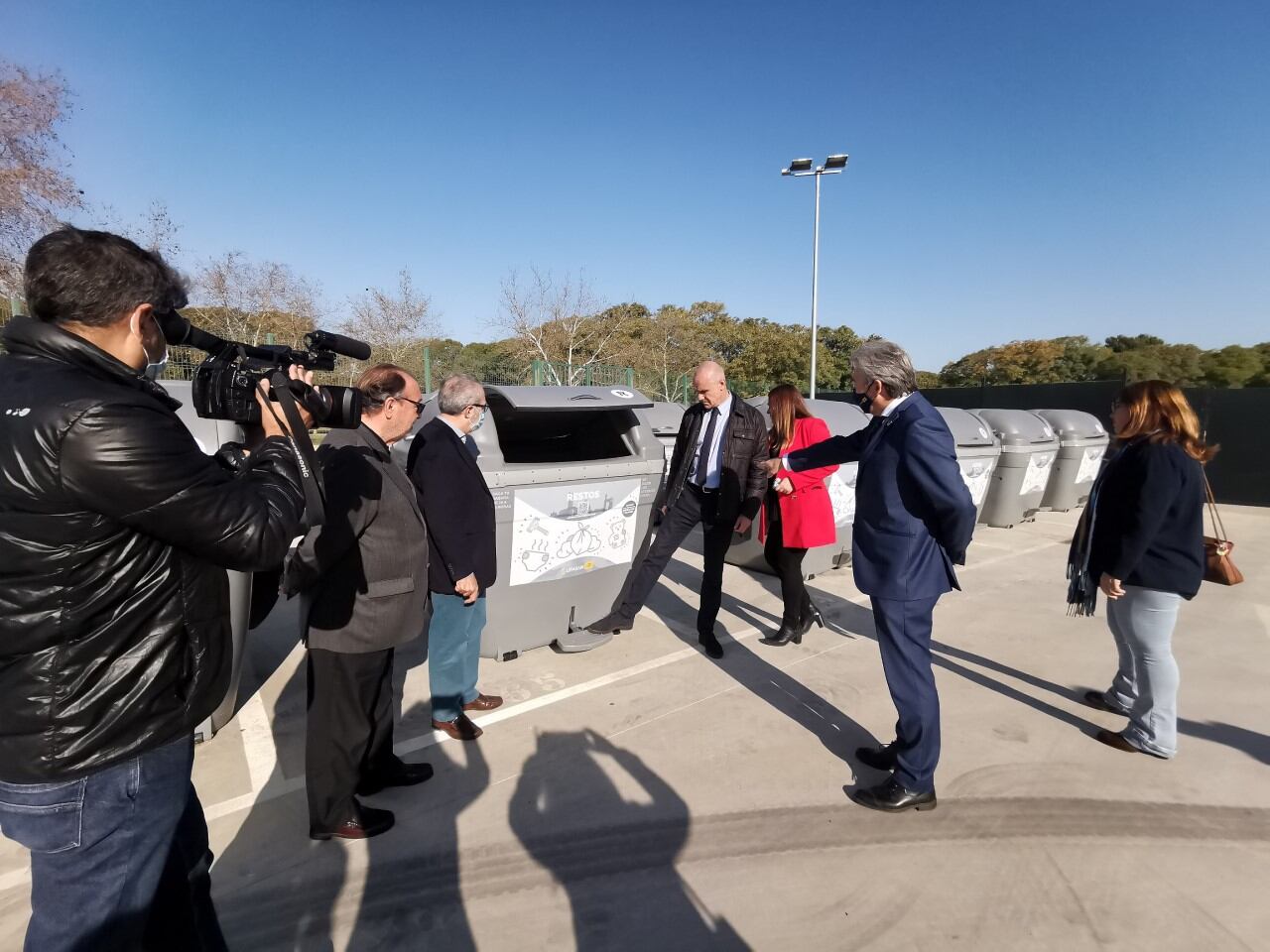 Antonio Muñoz, alcalde  de Sevilla, en la entrega de los nuevos contenedores