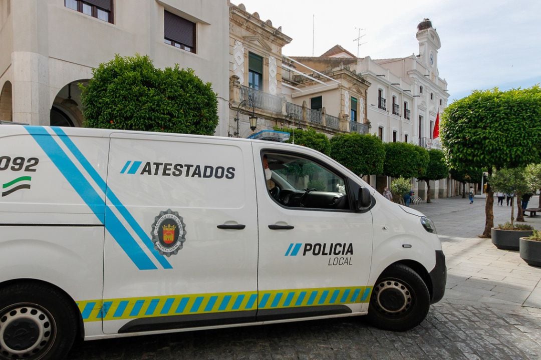 Agentes de la Policía Local en la Plaza de España de Mérida