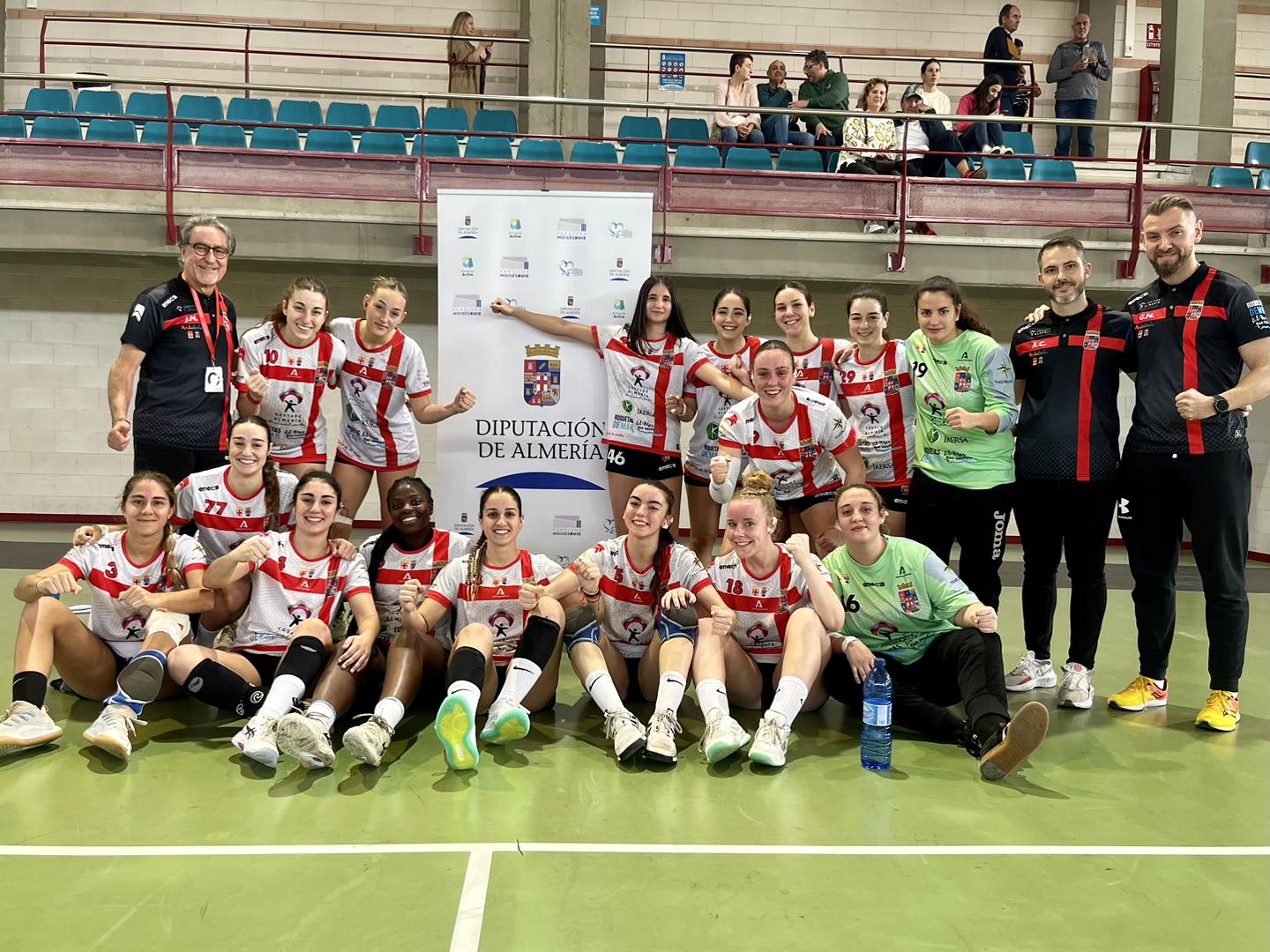 Foto de familia de un gran equipo.