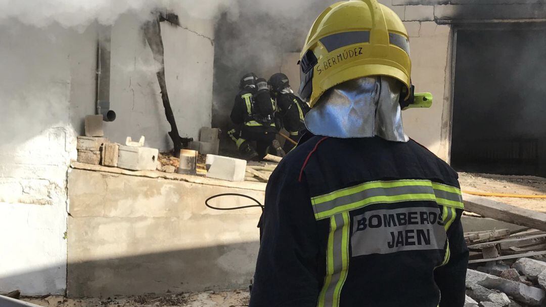 Bomberos de Jaén trabajando.