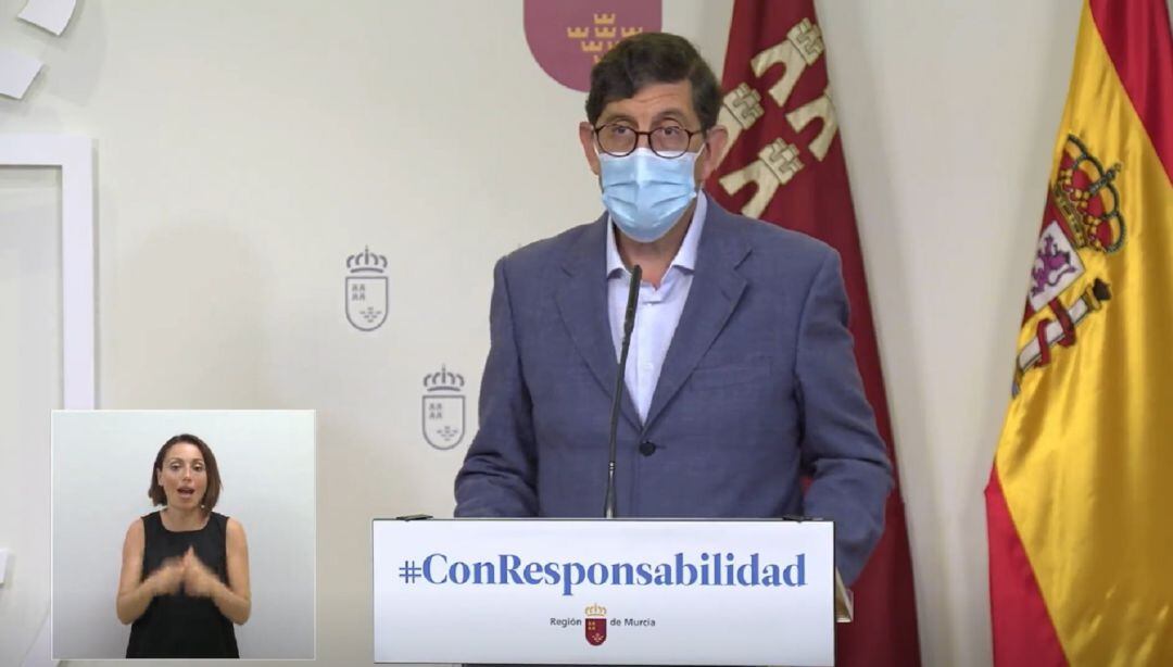 Manuel Villegas, consejero de Salud, durante la comparecencia de este lunes