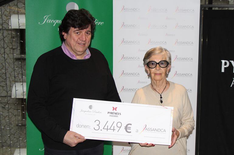El president d'Assandca, Josep Saravia, i Jacqueline Pradère, de la Fundació que porta el seu nom, lliurant el xec de més de 3.000 euros recaptats amb la caminada popular contra el càncer entre d'altres activitats promogudes per la fundadora de Pyrénées