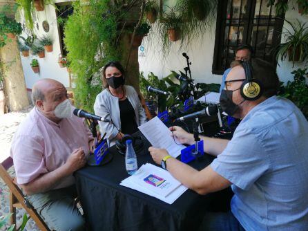 Miguel Ángel Roldán y Gaia Redaelli en el especial Hoy por Hoy Córdoba en el patio del número 44 de la calle San Basilio