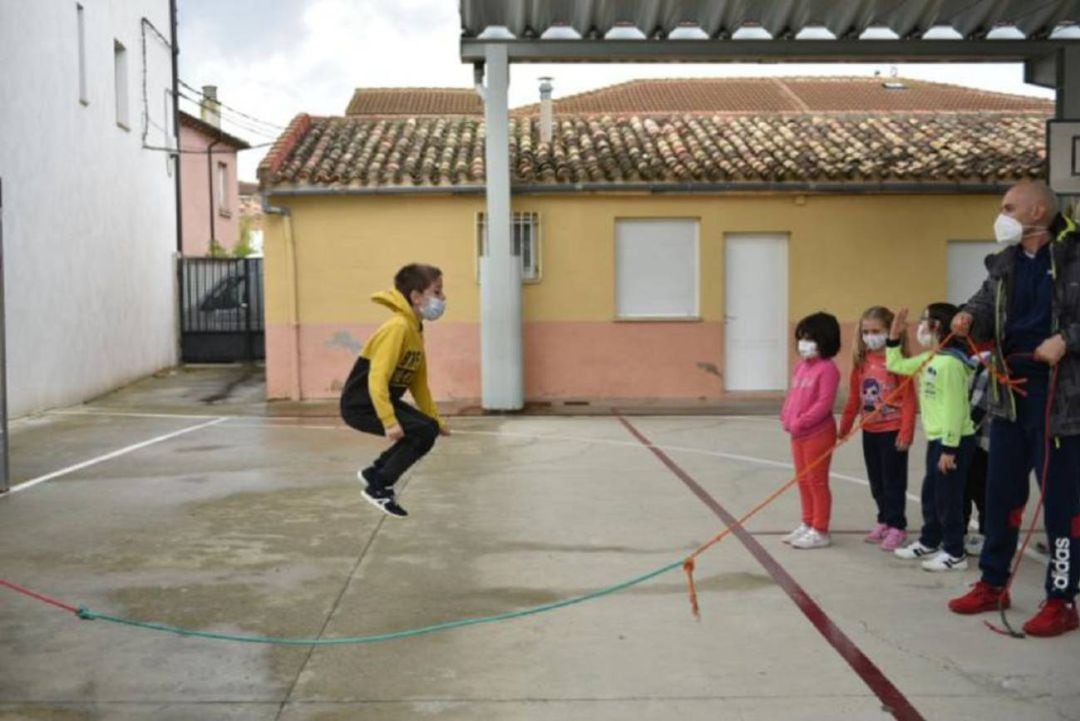 Imagen de archivo de una escuela rural en La Rioja durante el recreo de los pequeños.