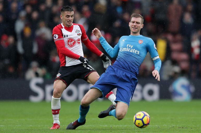 Mertesacker cae ante Tadic, en un partido de esta temporada 