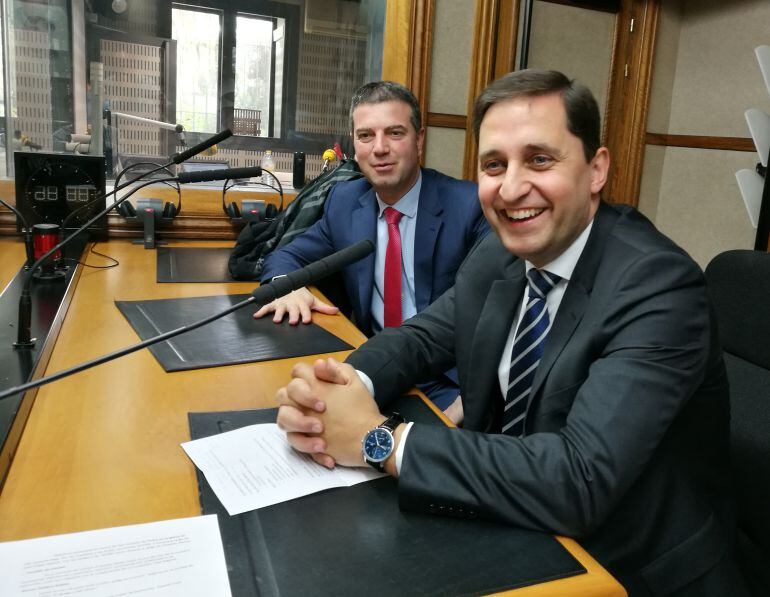 El director general adjunto José María Chaparro (d) junto a Gregorio Domingo director de marketing y negocio de Caja Rural esta mañana en los estudios de Radio Segovia