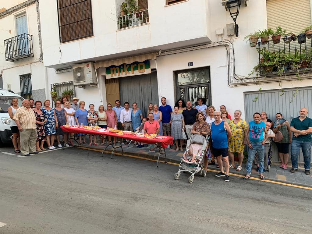 Los vecinos de la calle La Rambla obsequiaron con un aperitivo a las autoridades, alcalde, concejales y presidente de la Diputación