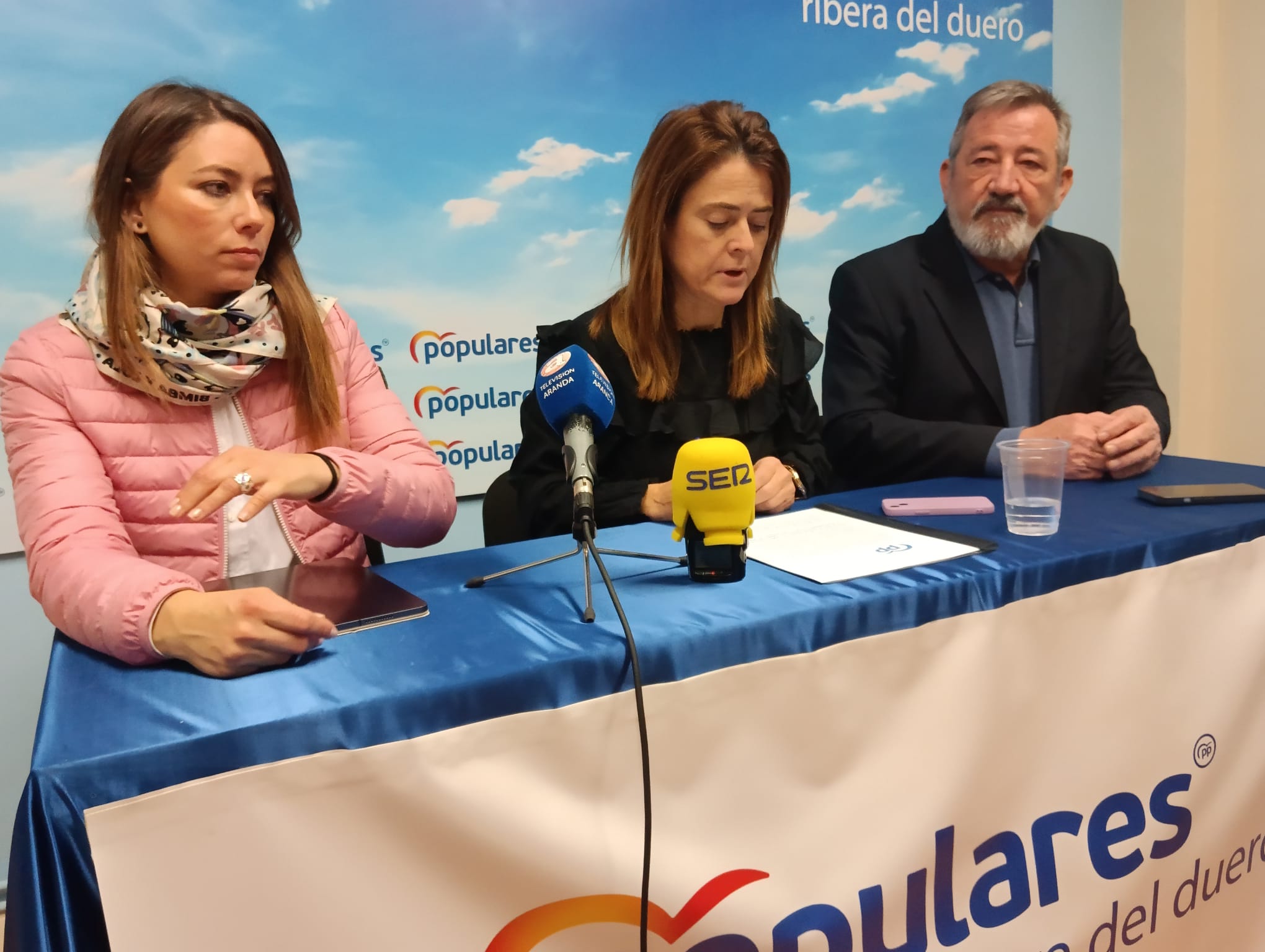 Cristina Valderas, en el centro, acompañada de los concejales populares Virginia Martínez y José María Jimeno