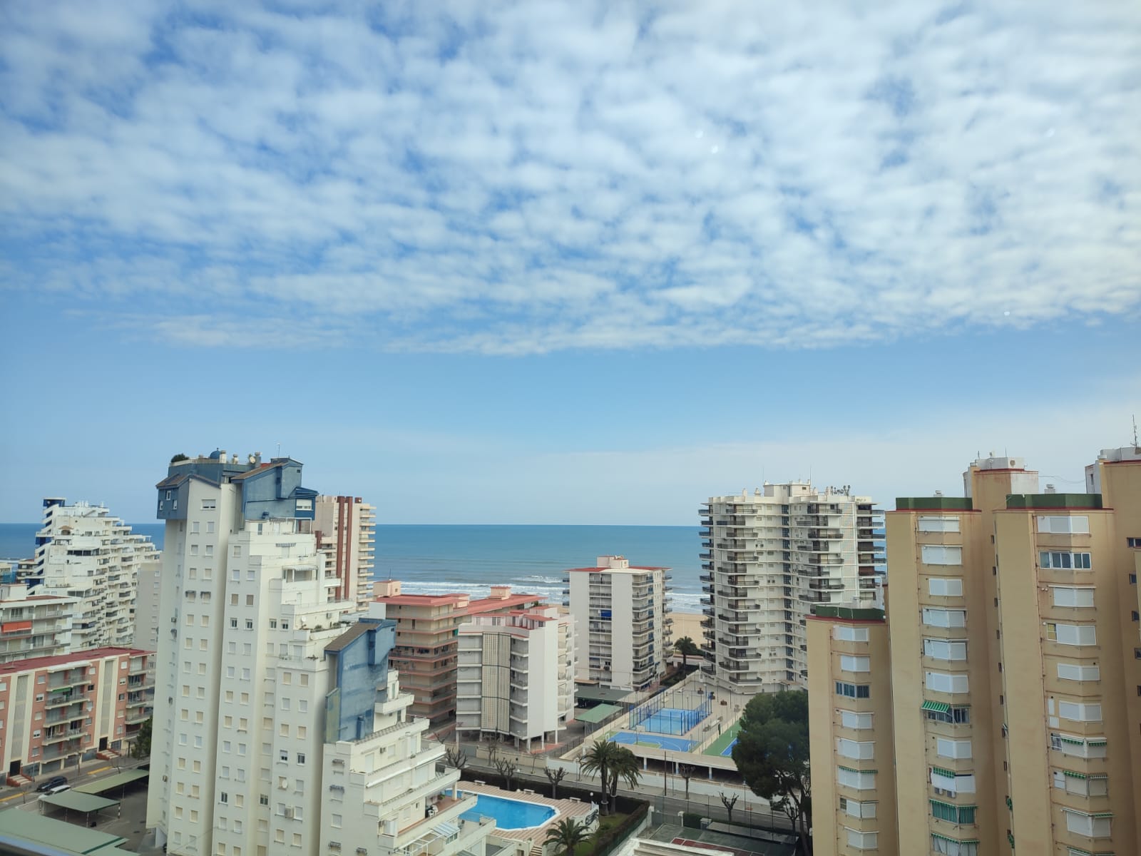 Cielo con intervalos de nubes altas en la playa de Gandia.