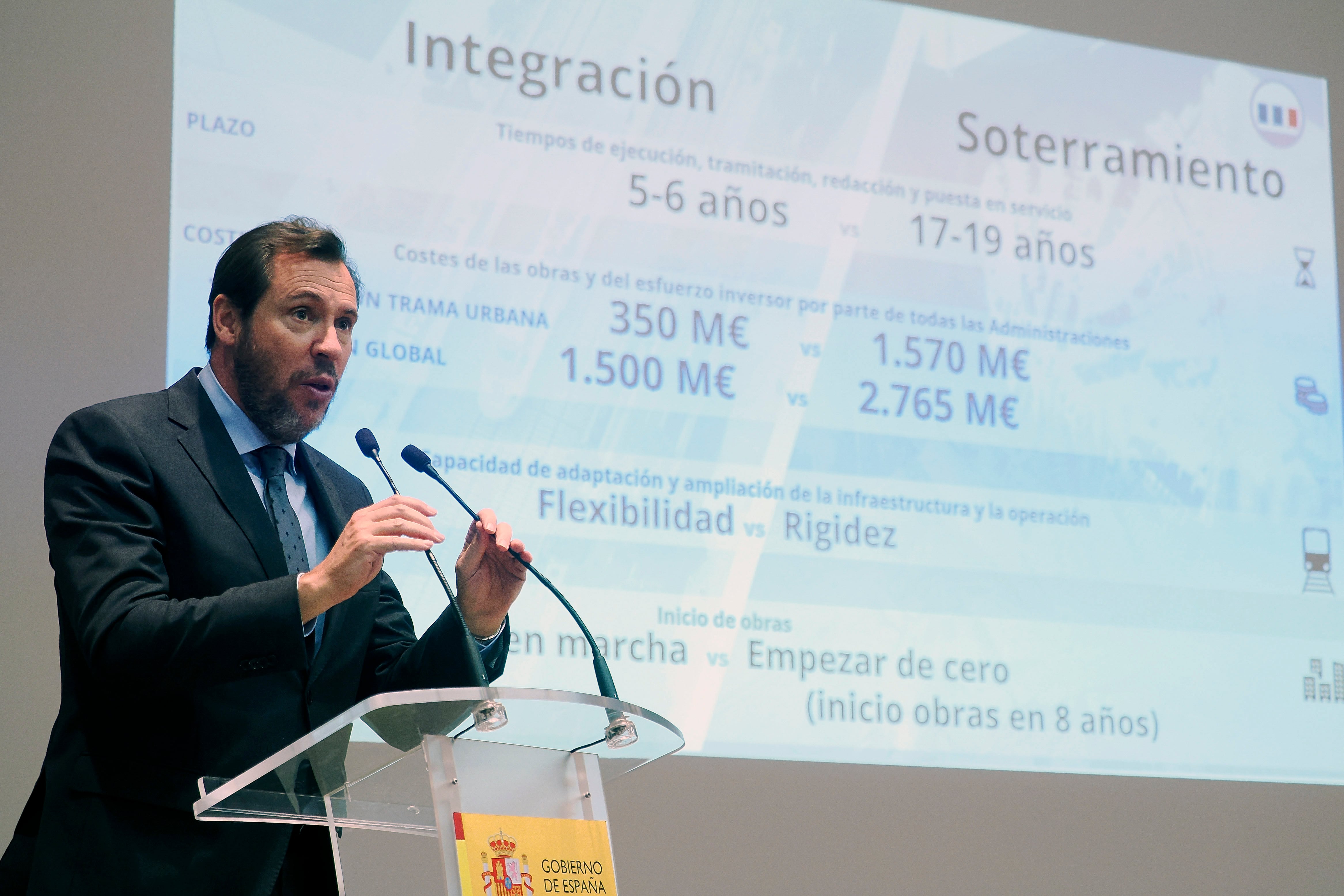 VALLADOLID, 23/02/2024. El ministro de Transportes y Movilidad Sostenible, Óscar Puente, asiste al acto de presentación de las distintas opciones de integración del ferrocarril en Valladolid, este viernes. EFE/R. GARCÍA.
