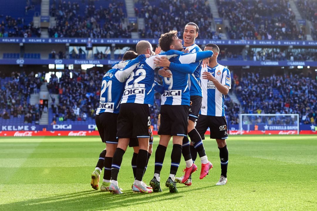 Un grupo de jugadores del RCD Espanyol celebra un gol de club perico. 