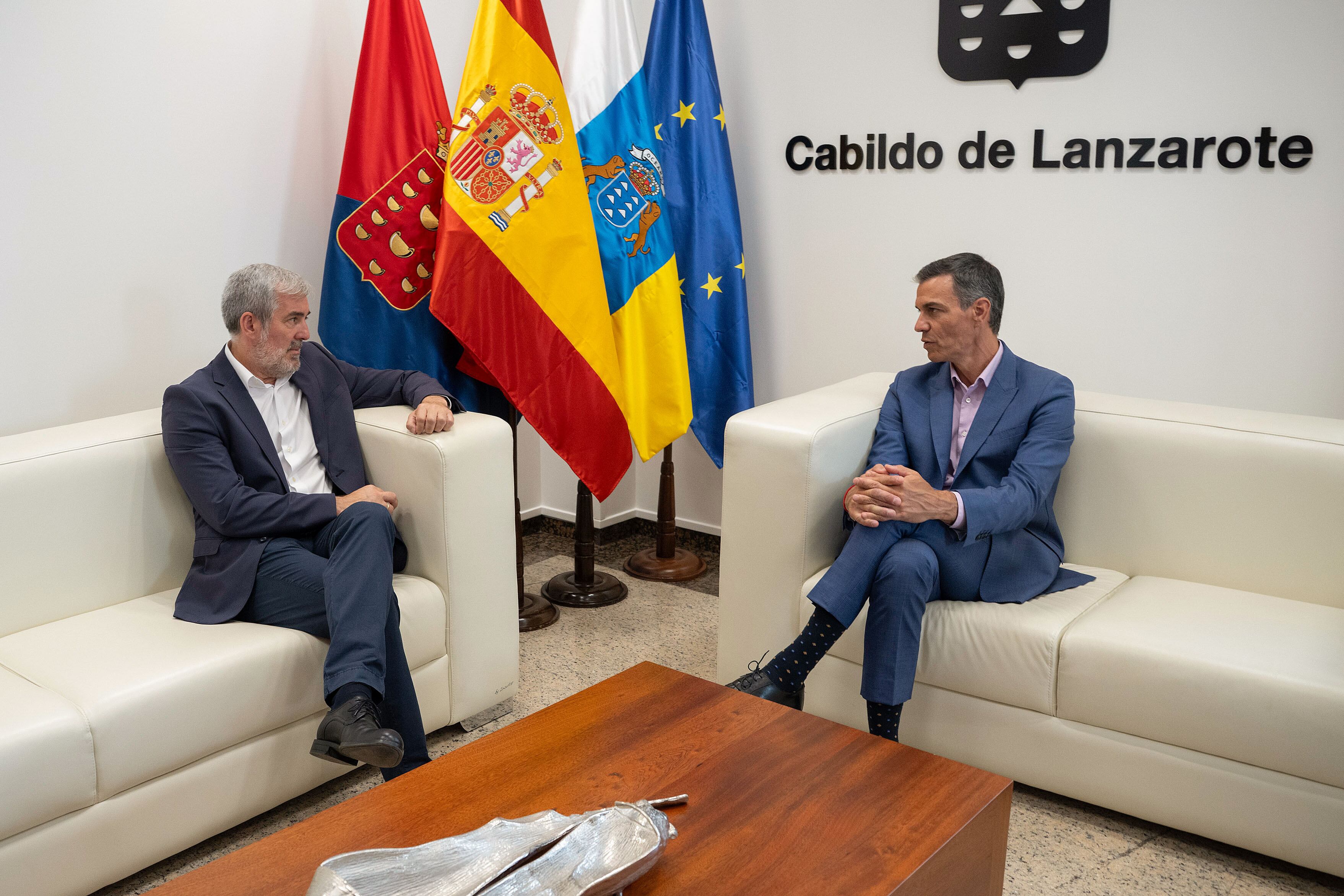 El presidente del Gobierno, Pedro Sánchez, ha recibido este lunes en Lanzarote al jefe del Ejecutivo canario, Fernando Clavijo