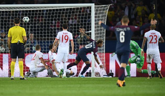 Neymar marca ante el Bayern en la fase de grupos de la Champions League.