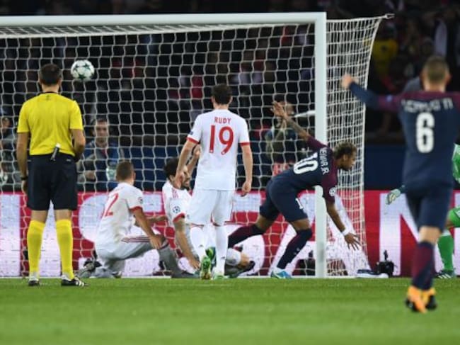 Neymar marca ante el Bayern en la fase de grupos de la Champions League.