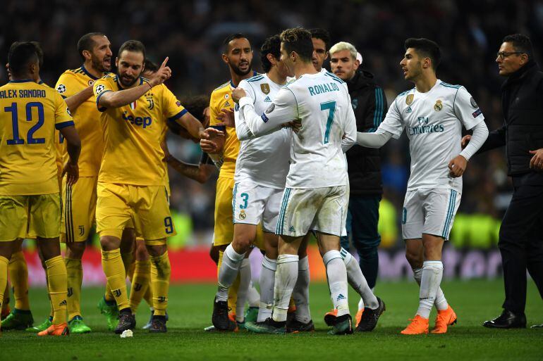 Cristiano e Higuaín discuten durante el último Real Madrid-Juventus de Champions