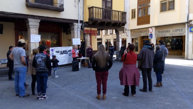 Varias decenas de personas secundaron la primera convocatoria de la Asamblea Feminista de Aranda en un Primero de Mayo