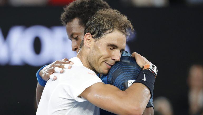 Nadal y Monfils se abrazan al término del partido en Melbourne