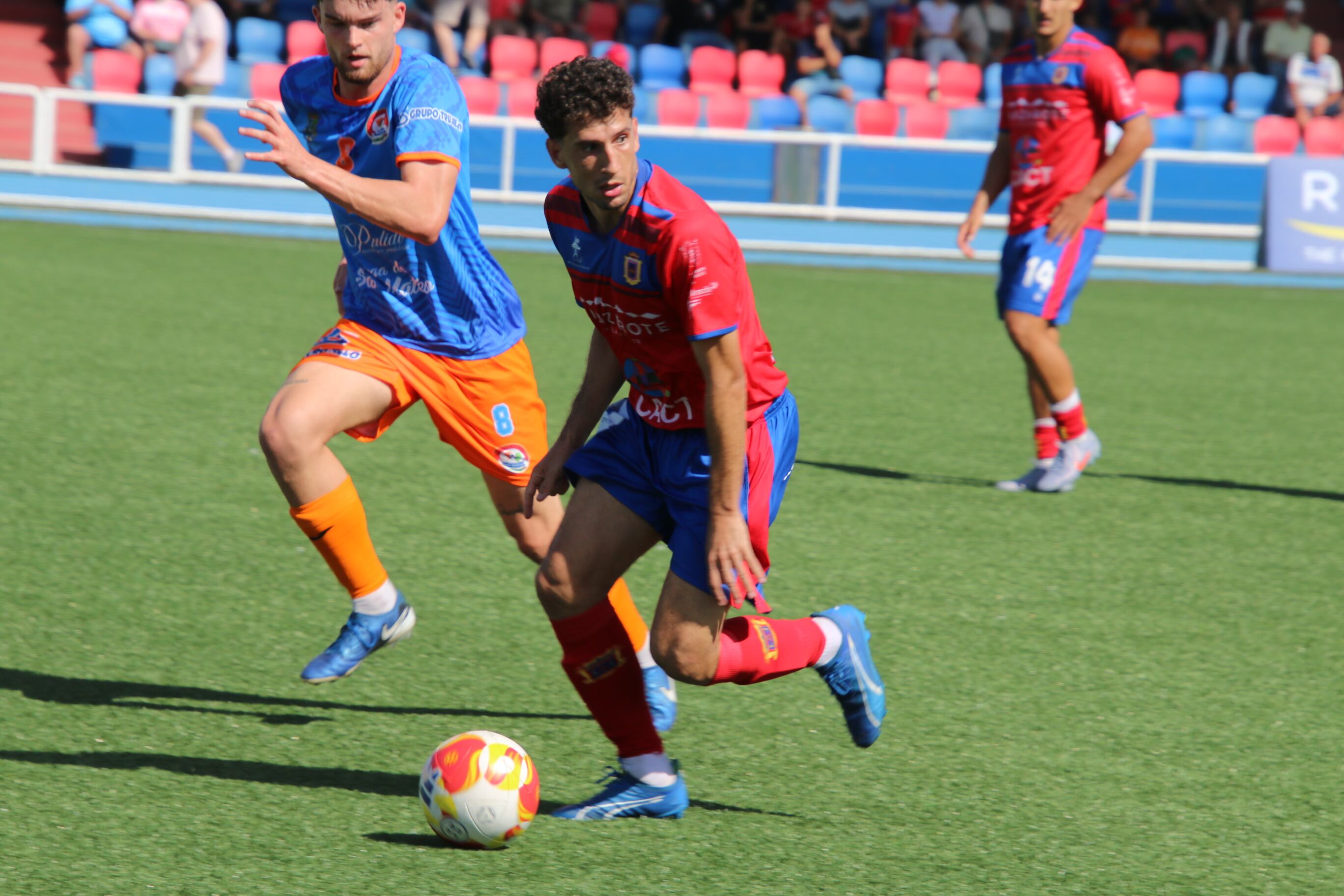 La UD Lanzarote conduciendo el balón frente al Panadería Pulido San Mateo.