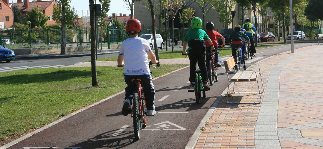 Niños montando en bicicleta