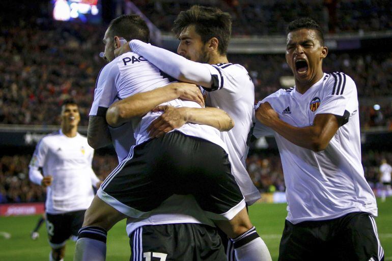 GRA229. VALENCIA, El delantero del Valencia CF Paco Alcácer (i) celebra su gol, segundo del equipo frente al Real Madrid, con sus compañeros, durante el partido correspondiente a la décimo octava jornada de Liga en Primera División que se disputa esta noc
