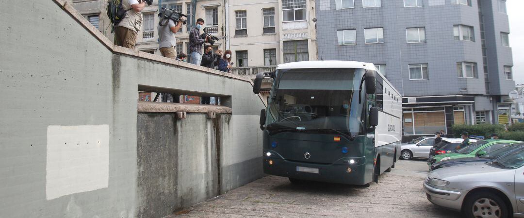 Autobús de la Guardia Civil con detenidos por el crimen de Samuel Luiz con motivo de su comparecencia en el juzgado