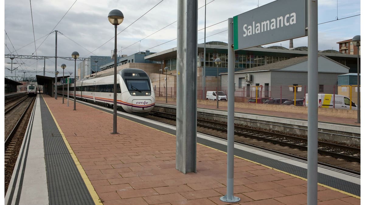 La protesta por unas conexiones ferroviarias dignas se traslada a la plaza de Los Bandos