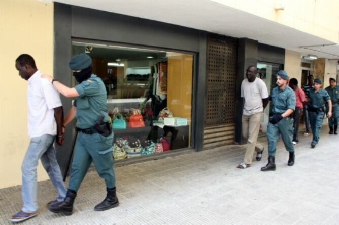 La Guàrdia Civil s&#039;emporta detinguts diversos individus a Salou en una operació contra el top manta