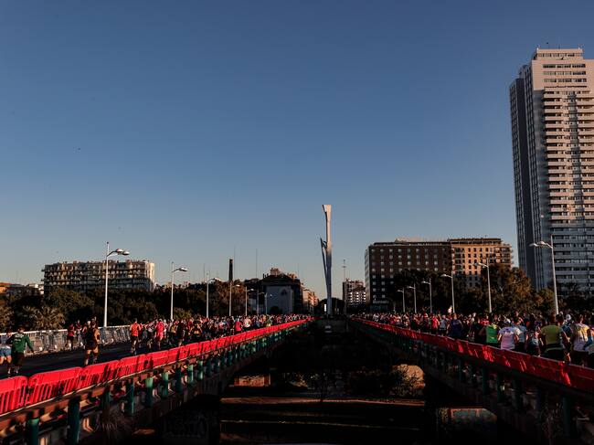Unos 30.000 corredores han tomado la salida del 43 Maratón Valencia Trinidad Alfonso, en el que se impuso el atleta etíope Sisay Lemma.