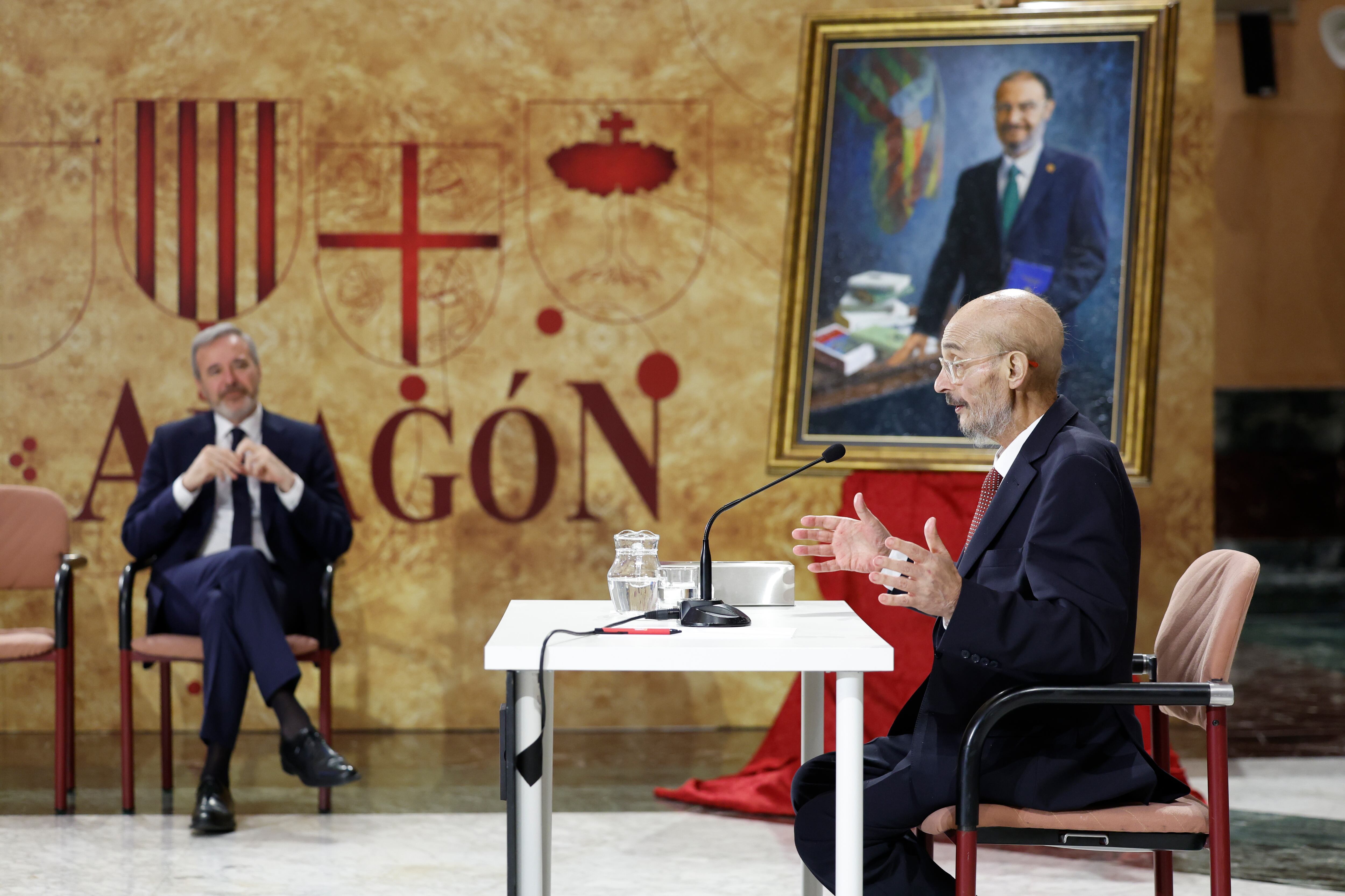 ZARAGOZA, 10/07/2025.- El expresidente del Gobierno de Aragón, Javier Lambán durante el acto de entrega de su retrato realizado por la monja pintora Isabel Guerra, este jueves. Al acto asiste el presidente del Gobierno de Aragón, Jorge Azcón (2i), EFE/ Javier Cebollada