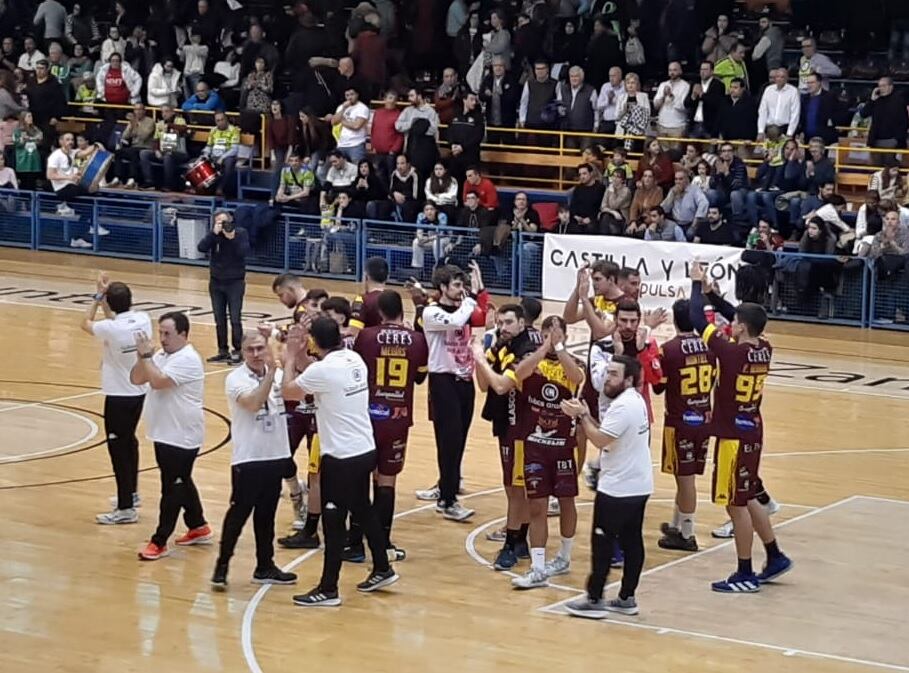 La plantilla del Tubos Aranda celebra su triunfo sobre la cancha del Ángel Nieto