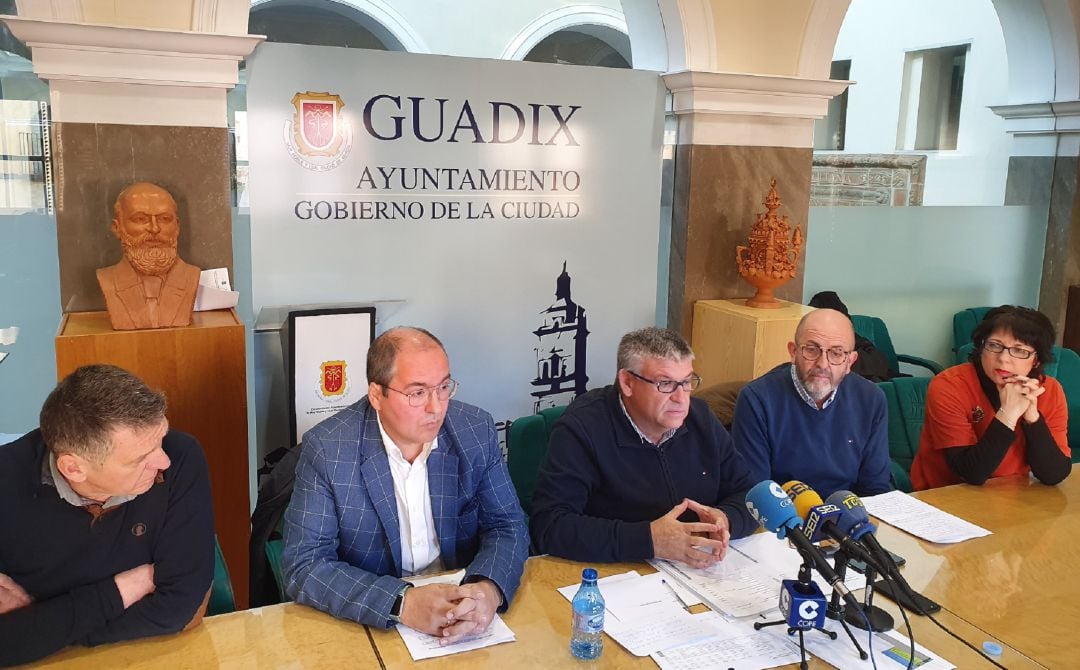 El alcalde de Guadix, Jesús Lorente, el concejal de Hacienda y Personal, Gumersindo Fernández, y el concejal de Formación y Empleo y portavoz del grupo municipal de Ciudadanos, Pedro Gabriel Rus