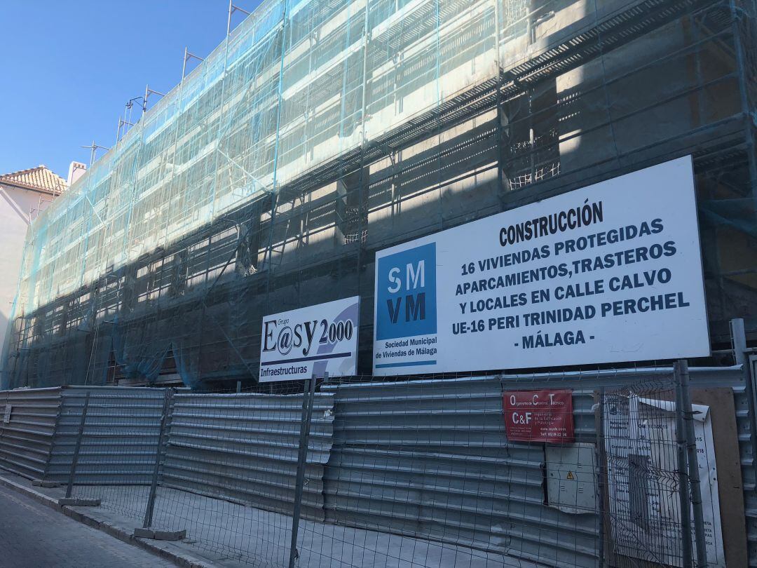 Vistas de la fachada en construcción de las viviendas protegidas en calle Calvo.