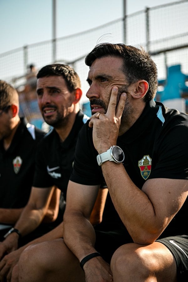 La cara de preocupación del técnico del Elche, Eder Sarabia, en primer plano