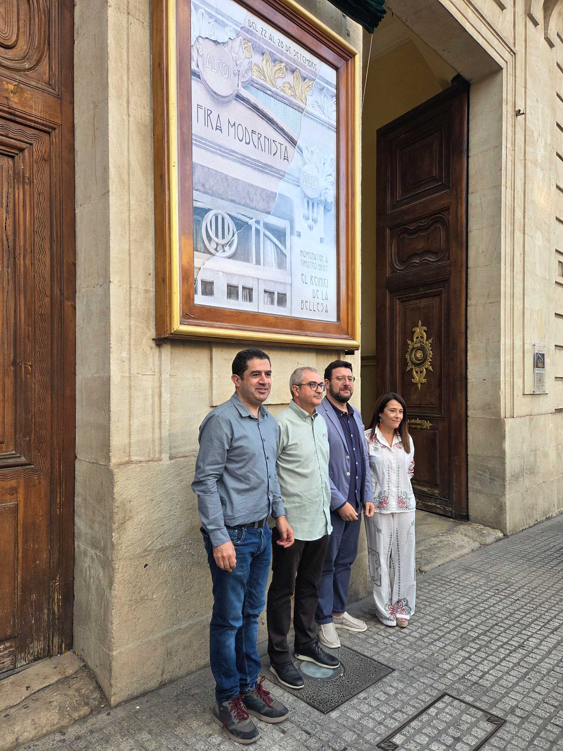 David Pastor, el autor del cartel, junto al alcalde, Toni Francés, el vicealcalde, Àlex Cerradelo, y a la concejal de Turismo, Lorena Zamorano